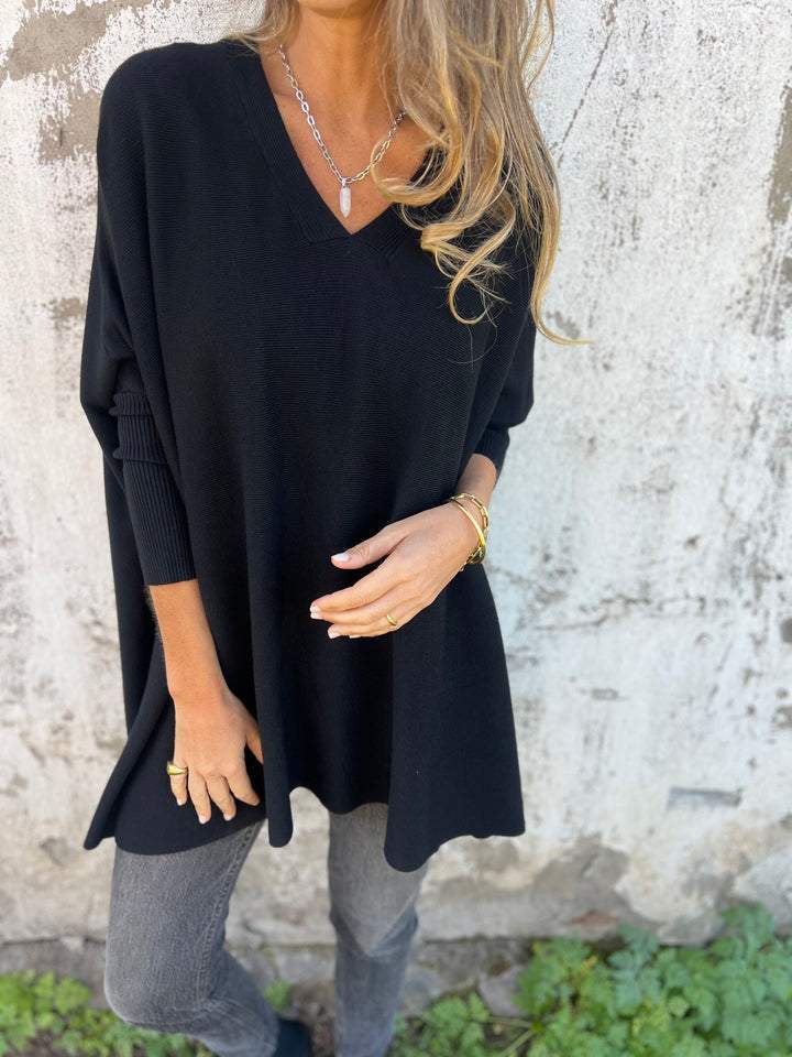Karolina | Oversize’owy Sweter z Dekoltem w Serek