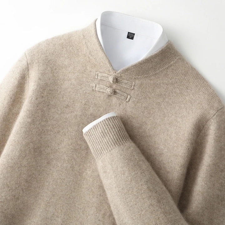 Sweter męski z 100% wełny merynosów – ozdobne zapięcie pod szyją