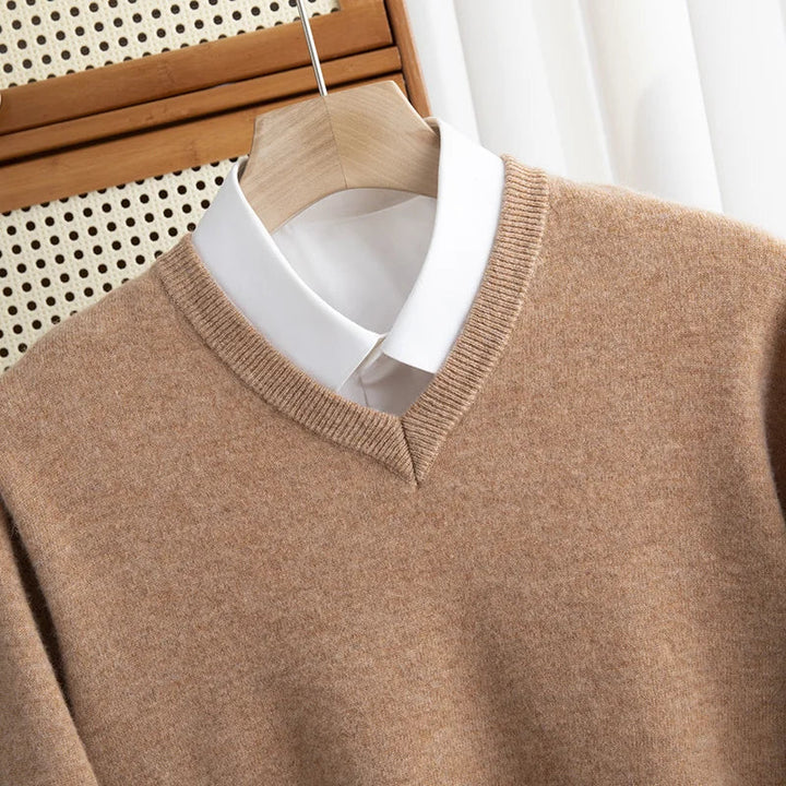 Sweter męski z wełny merynosów z dekoltem w serek – elegancki i uniwersalny