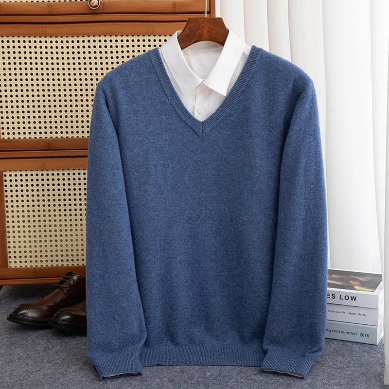 Sweter męski z wełny merynosów z dekoltem w serek – elegancki i uniwersalny