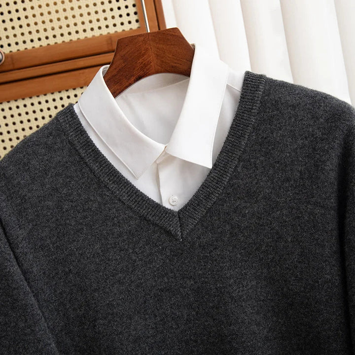 Sweter męski z wełny merynosów z dekoltem w serek – elegancki i uniwersalny