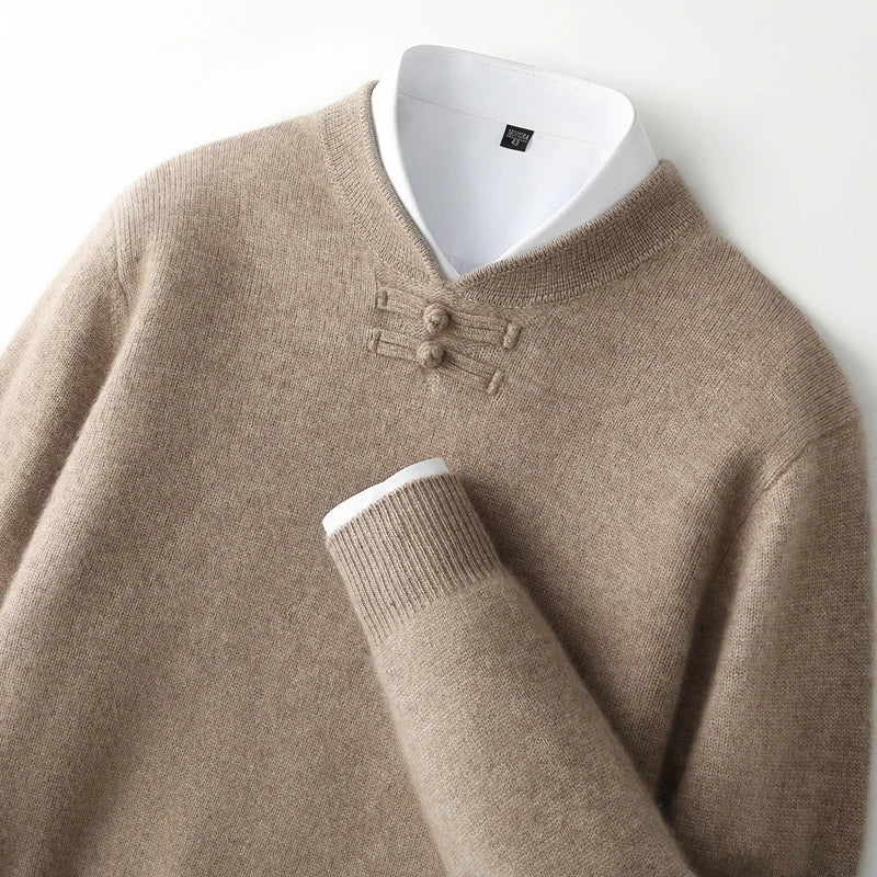 Sweter męski z 100% wełny merynosów – ozdobne zapięcie pod szyją