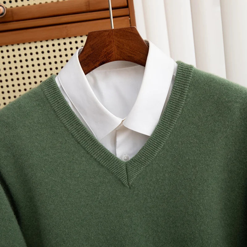 Sweter męski z wełny merynosów z dekoltem w serek – elegancki i uniwersalny