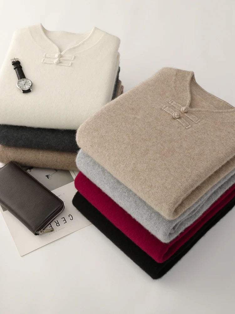 Sweter męski z 100% wełny merynosów – ozdobne zapięcie pod szyją