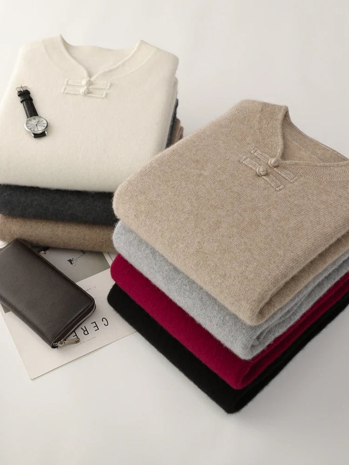 Sweter męski z 100% wełny merynosów – ozdobne zapięcie pod szyją