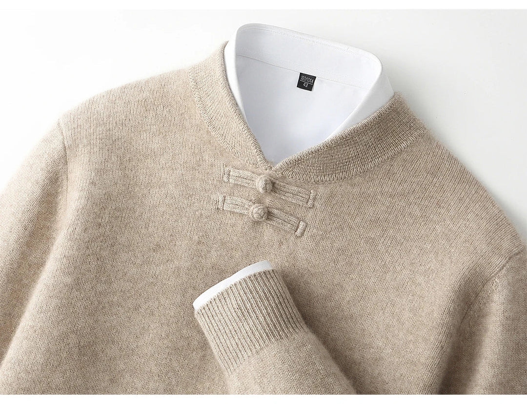 Sweter męski z 100% wełny merynosów – ozdobne zapięcie pod szyją