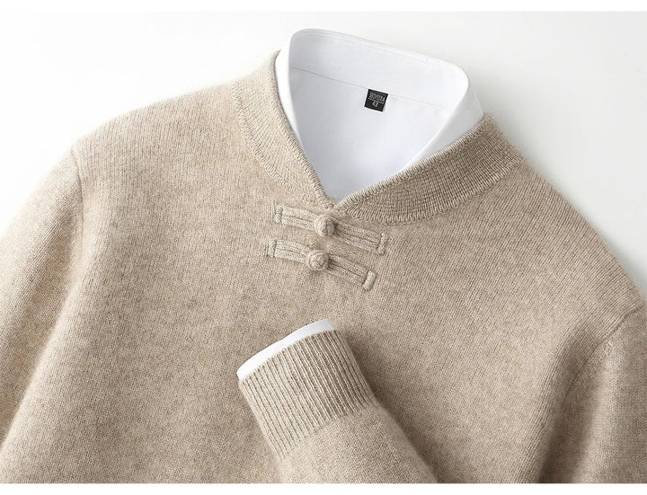Sweter męski z 100% wełny merynosów – ozdobne zapięcie pod szyją