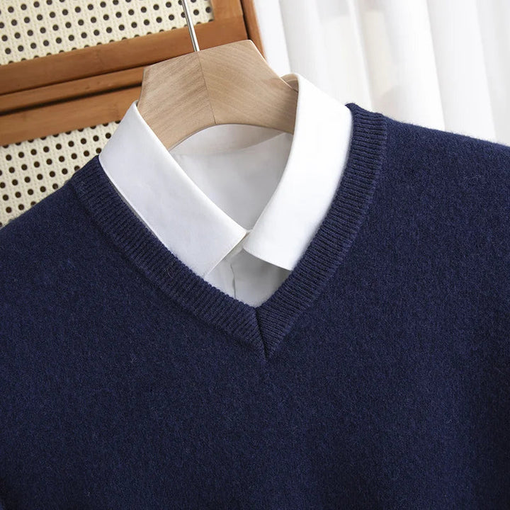 Sweter męski z wełny merynosów z dekoltem w serek – elegancki i uniwersalny