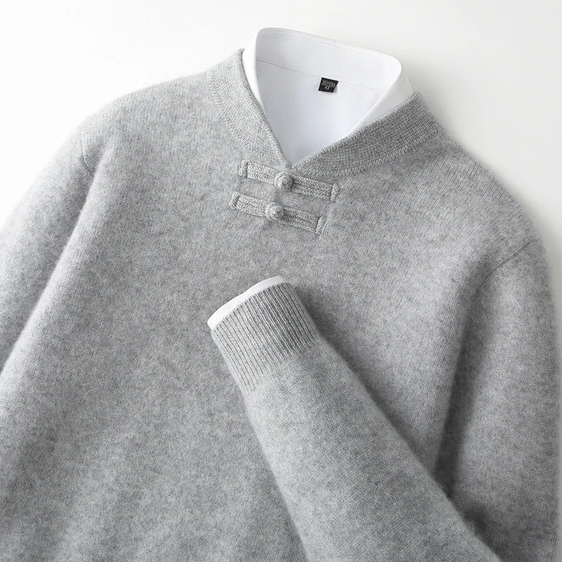 Sweter męski z 100% wełny merynosów – ozdobne zapięcie pod szyją