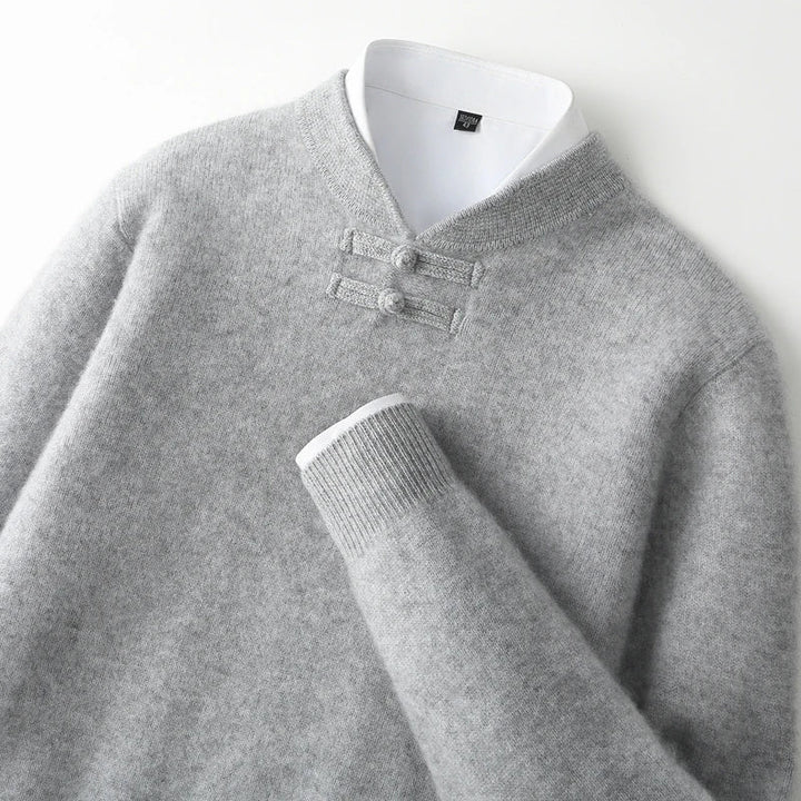 Sweter męski z 100% wełny merynosów – ozdobne zapięcie pod szyją