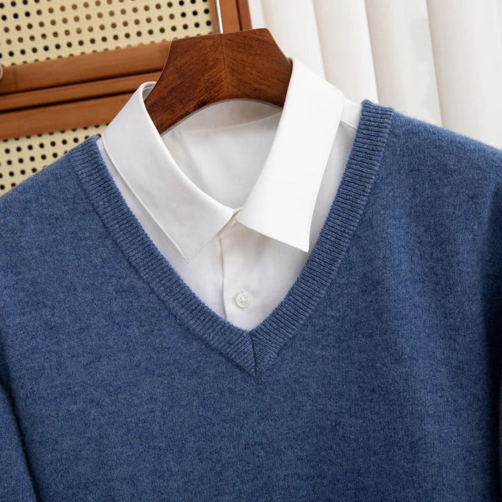 Sweter męski z wełny merynosów z dekoltem w serek – elegancki i uniwersalny