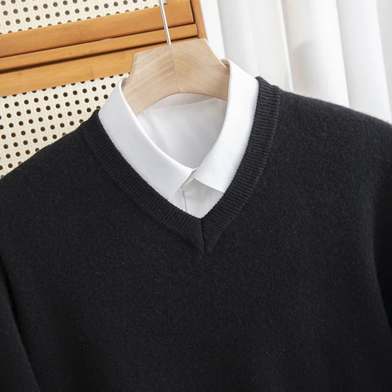 Sweter męski z wełny merynosów z dekoltem w serek – elegancki i uniwersalny