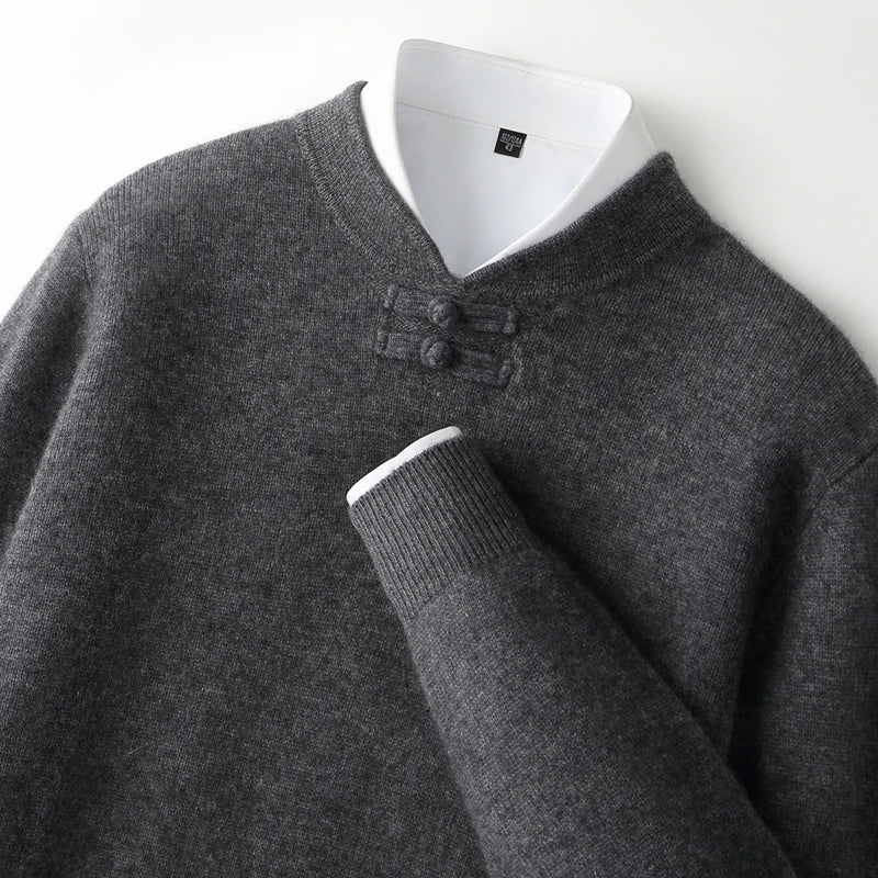 Sweter męski z 100% wełny merynosów – ozdobne zapięcie pod szyją