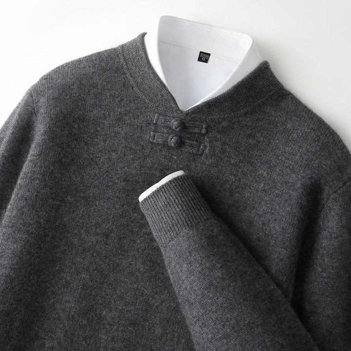 Sweter męski z 100% wełny merynosów – ozdobne zapięcie pod szyją