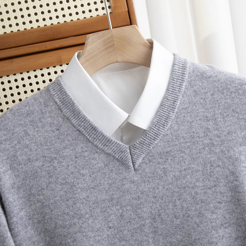 Sweter męski z wełny merynosów z dekoltem w serek – elegancki i uniwersalny