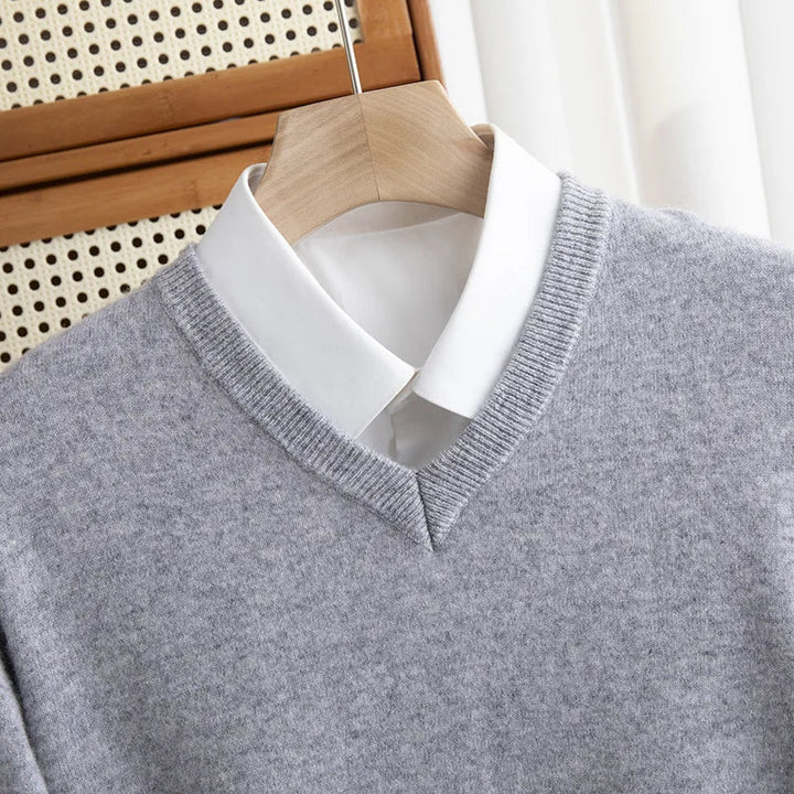 Sweter męski z wełny merynosów z dekoltem w serek – elegancki i uniwersalny