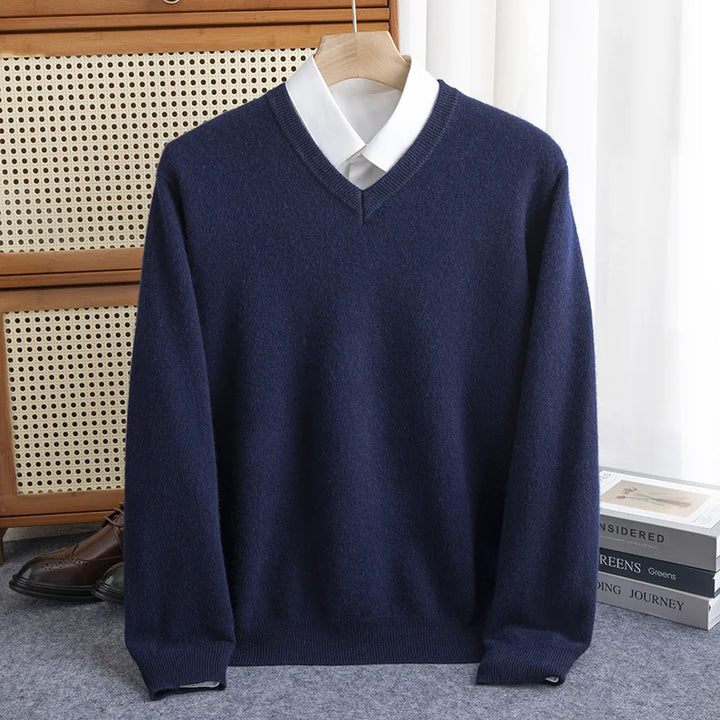 Sweter męski z wełny merynosów z dekoltem w serek – elegancki i uniwersalny